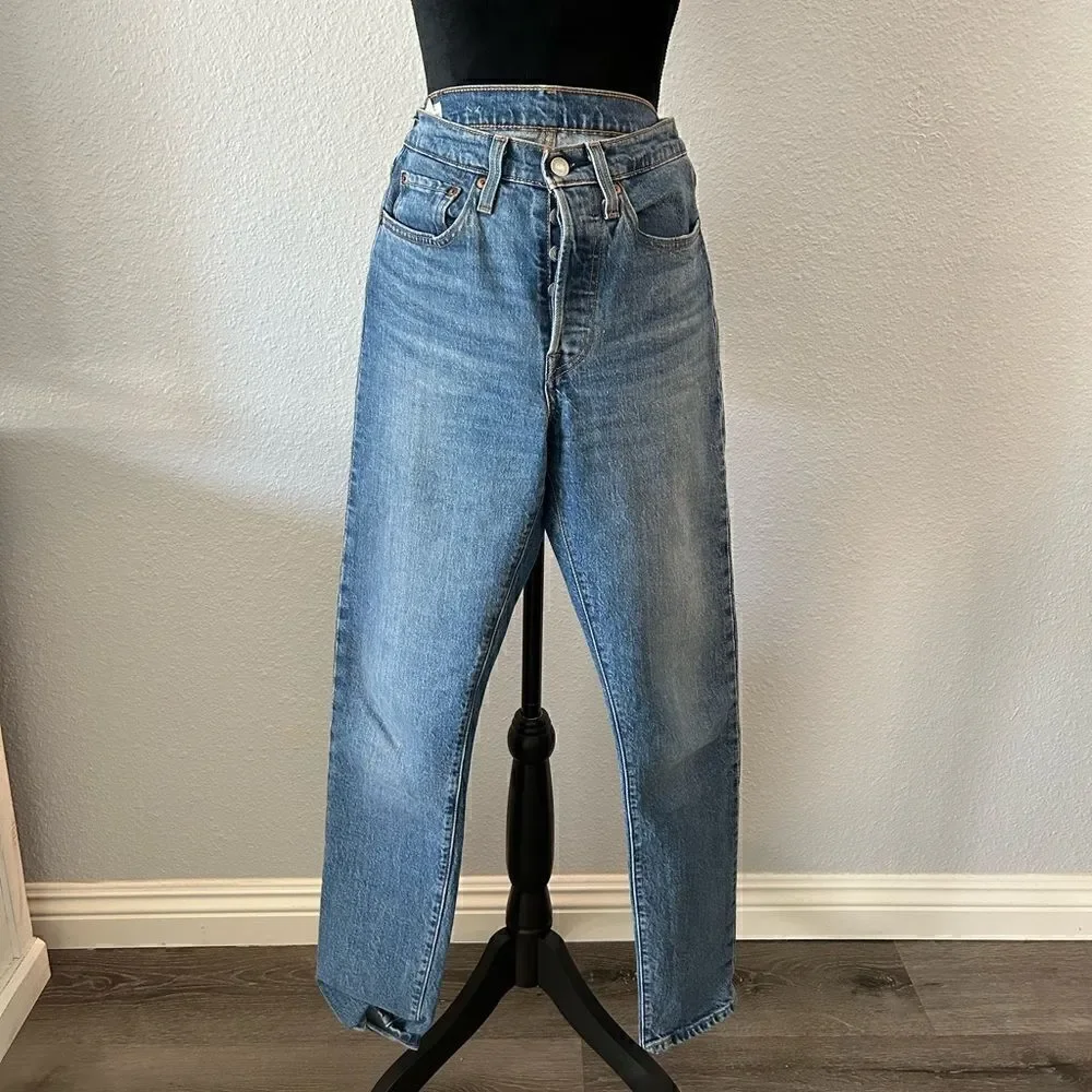 Levi’s High-Rise Straight Leg Jeans | Light Blue Wash | Classic Denim